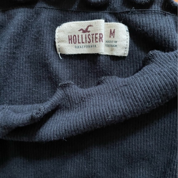 Hollister 
Long sleeve 
Crop top - Picture 2 of 4
